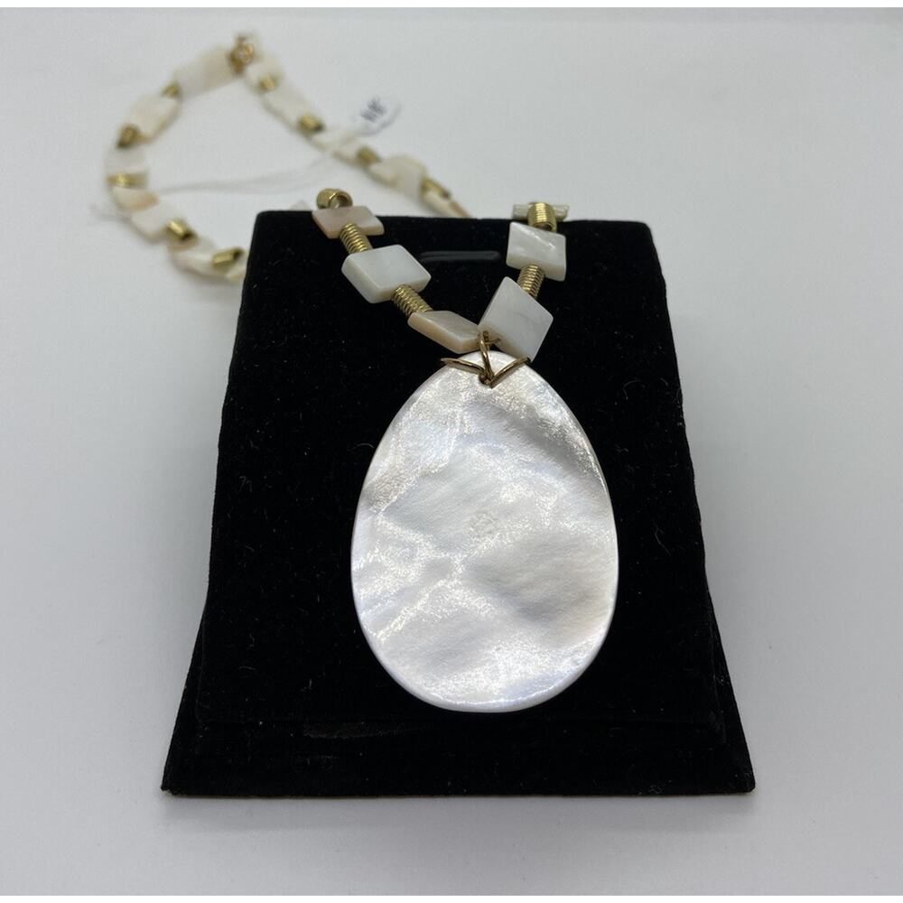 Ocean Seashell Necklace Oval Egg Shape Gold-Color Clasp Brown Iridescent